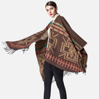 Cape poncho femme marron motif croix mexicaine franges, portée de trois quarts