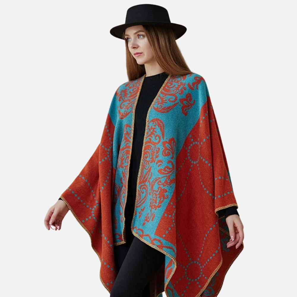 Femme portant cape poncho bohème terracotta bleu ouverture devant motifs ornementaux