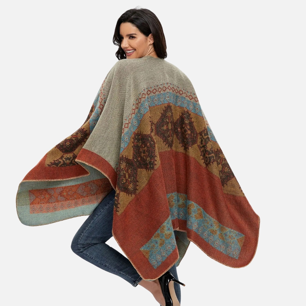 Femme portant cape poncho ethnique beige rouge bleu ouvert devant, vue de dos