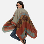 Femme portant cape poncho ethnique beige rouge bleu ouvert devant, vue de dos