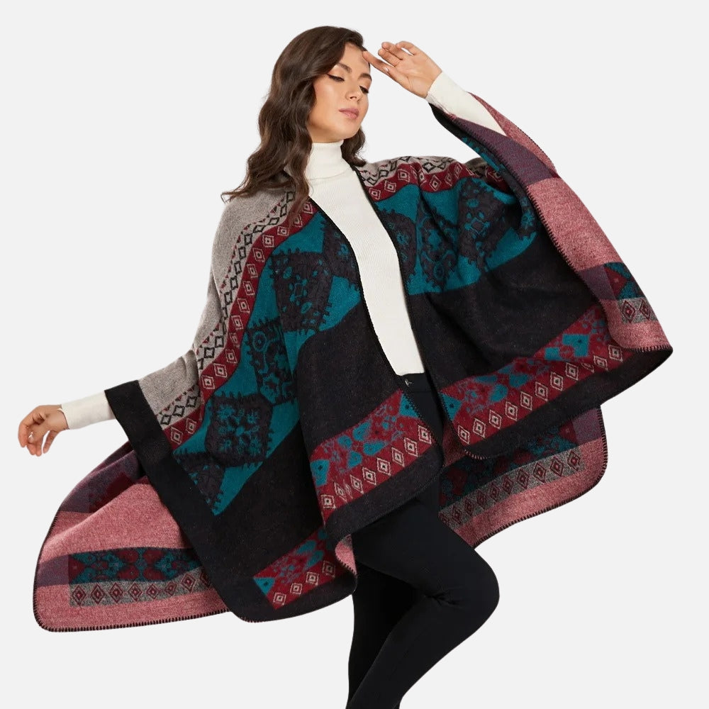 Femme portant cape poncho ethnique ouverte devant, motifs géométriques bleu teal bordeaux gris