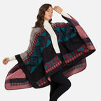 Femme portant cape poncho ethnique ouverte devant, motifs géométriques bleu teal bordeaux gris