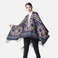 Femme portant cape poncho bleu marine motifs géométriques mexicains franges