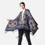 Femme portant cape poncho bleu marine motifs géométriques mexicains franges