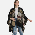 Femme portant cape poncho pied-de-poule noir beige ouvert blanc col roulé