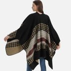 Femme portant une cape poncho noire et beige avec motifs pied-de-poule, vue de dos