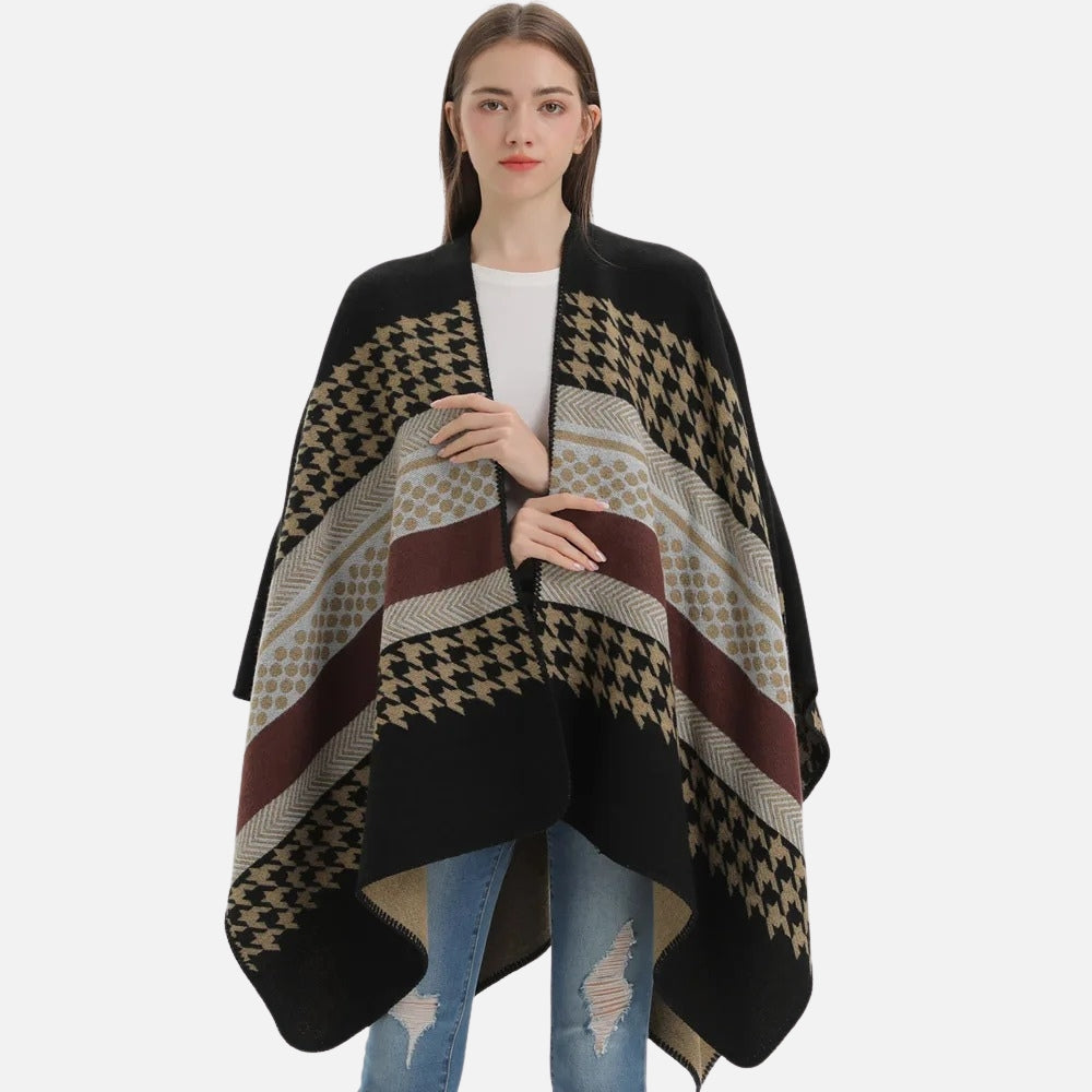 Cape poncho femme pied-de-poule noir beige ouvert portée avec jean déchiré