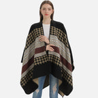 Cape poncho femme pied-de-poule noir beige ouvert portée avec jean déchiré