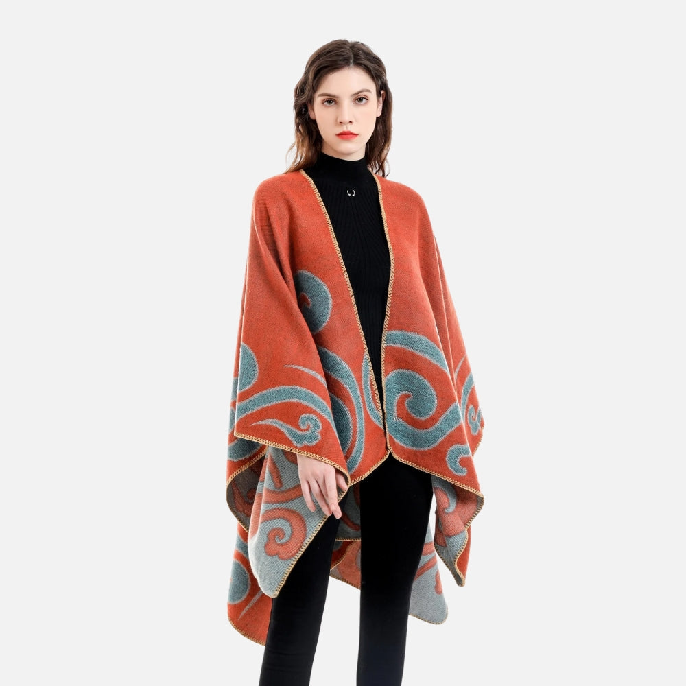 Cape poncho femme réversible bleu et orange motif arabesques, portée vue de face