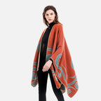 Femme portant cape poncho réversible orange bleu motifs arabesques géométriques