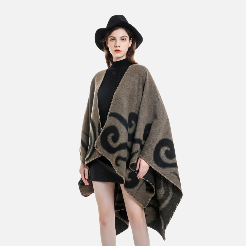 Femme portant cape poncho réversible beige noir motif arabesques vue de face