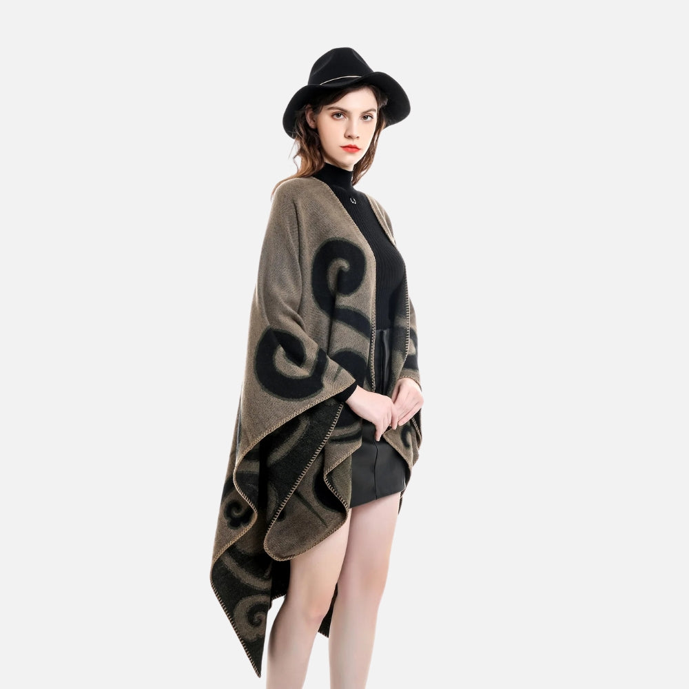 Femme portant cape poncho réversible taupe et noir avec motif arabesques, vue de profil