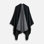 Cape poncho femme réversible noir gris avec bords surpiqués, vue de face à plat