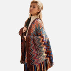 Cape poncho femme péruvienne franges multicolores zigzag bleu rouge portée dos