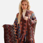 Femme portant cape poncho péruvienne multicolore zigzag avec franges, vue de face