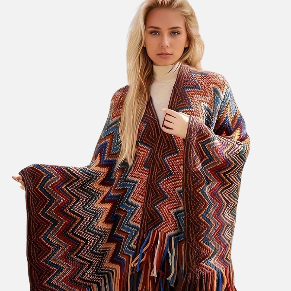 Femme portant cape poncho péruvienne multicolore zigzag avec franges, vue de face