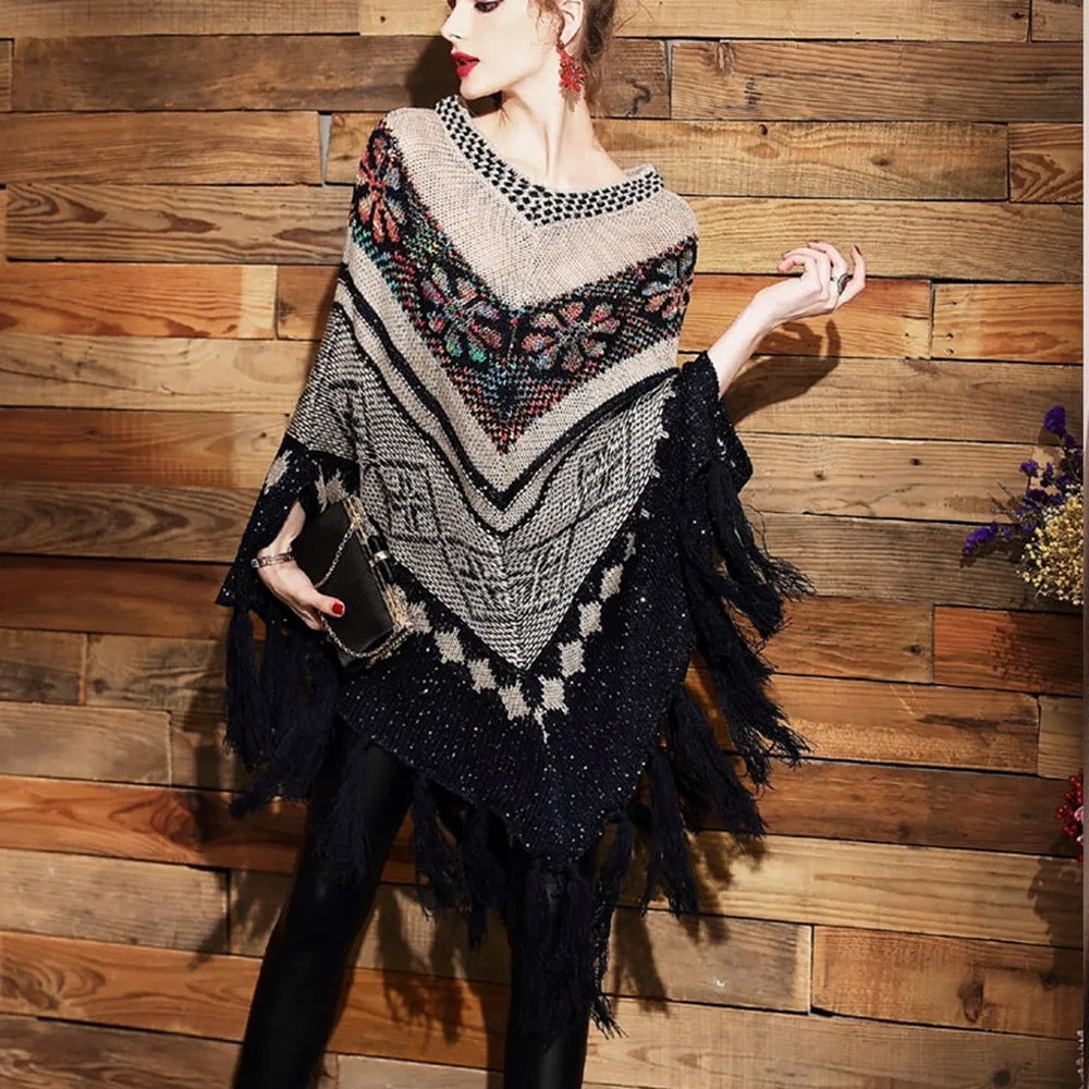 Cape poncho femme tricot noir beige motifs ethniques franges col rond portée