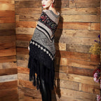 Cape poncho femme tricot noir beige motifs ethniques franges col rond portée dos