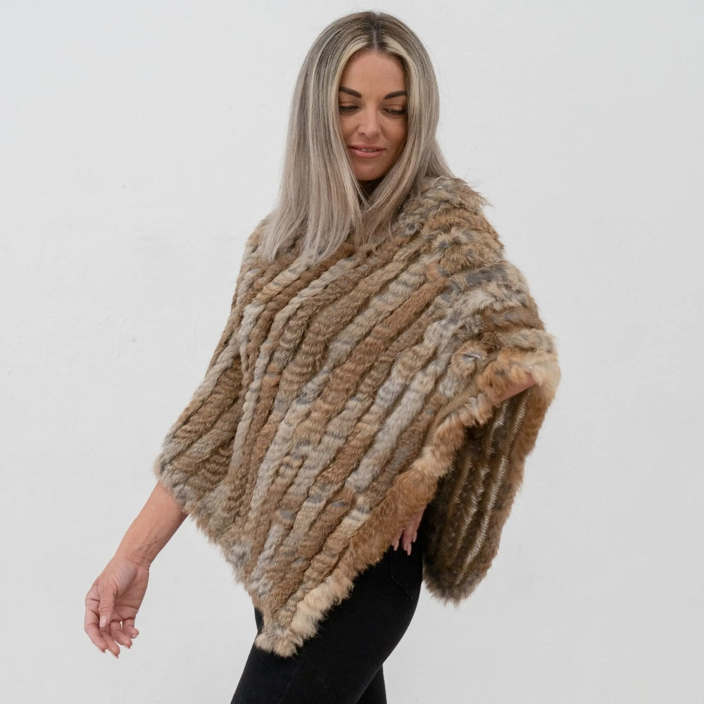 Cape poncho fourrure lapin femme col rond beige chiné portée vue trois quarts