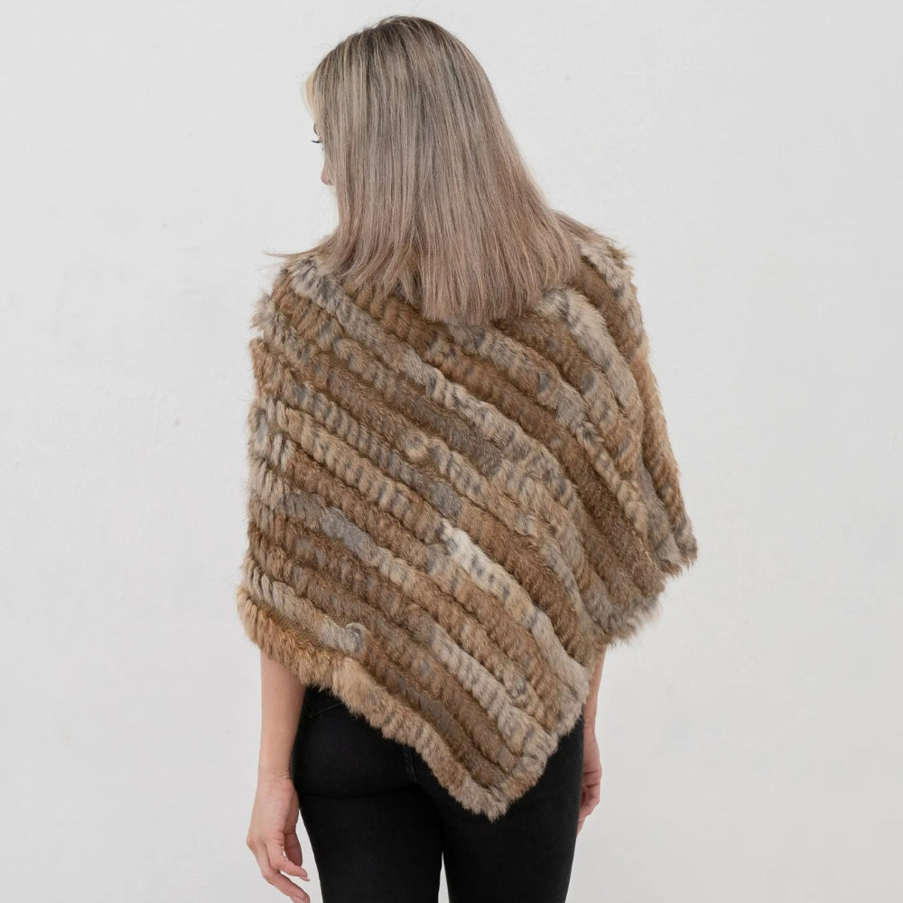 Femme vue de dos portant cape poncho fourrure lapin beige chiné avec col rond