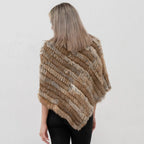 Femme vue de dos portant cape poncho fourrure lapin beige chiné avec col rond