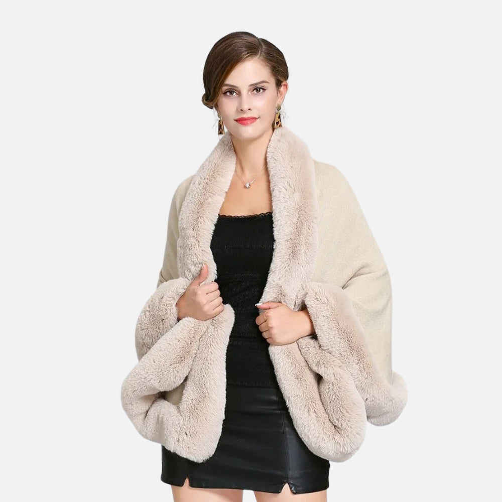 Femme portant cape poncho fourrure beige col châle coton vue de face