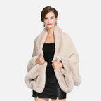 Femme portant cape poncho fourrure beige col châle coton vue de face