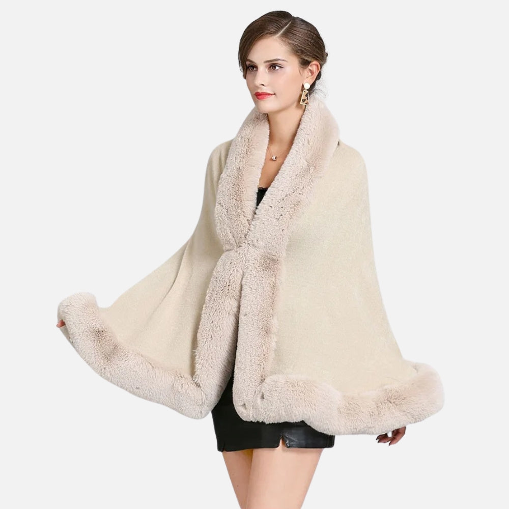 Cape poncho fourrure femme beige col châle, portée de face avec col et bordures en fausse fourrure