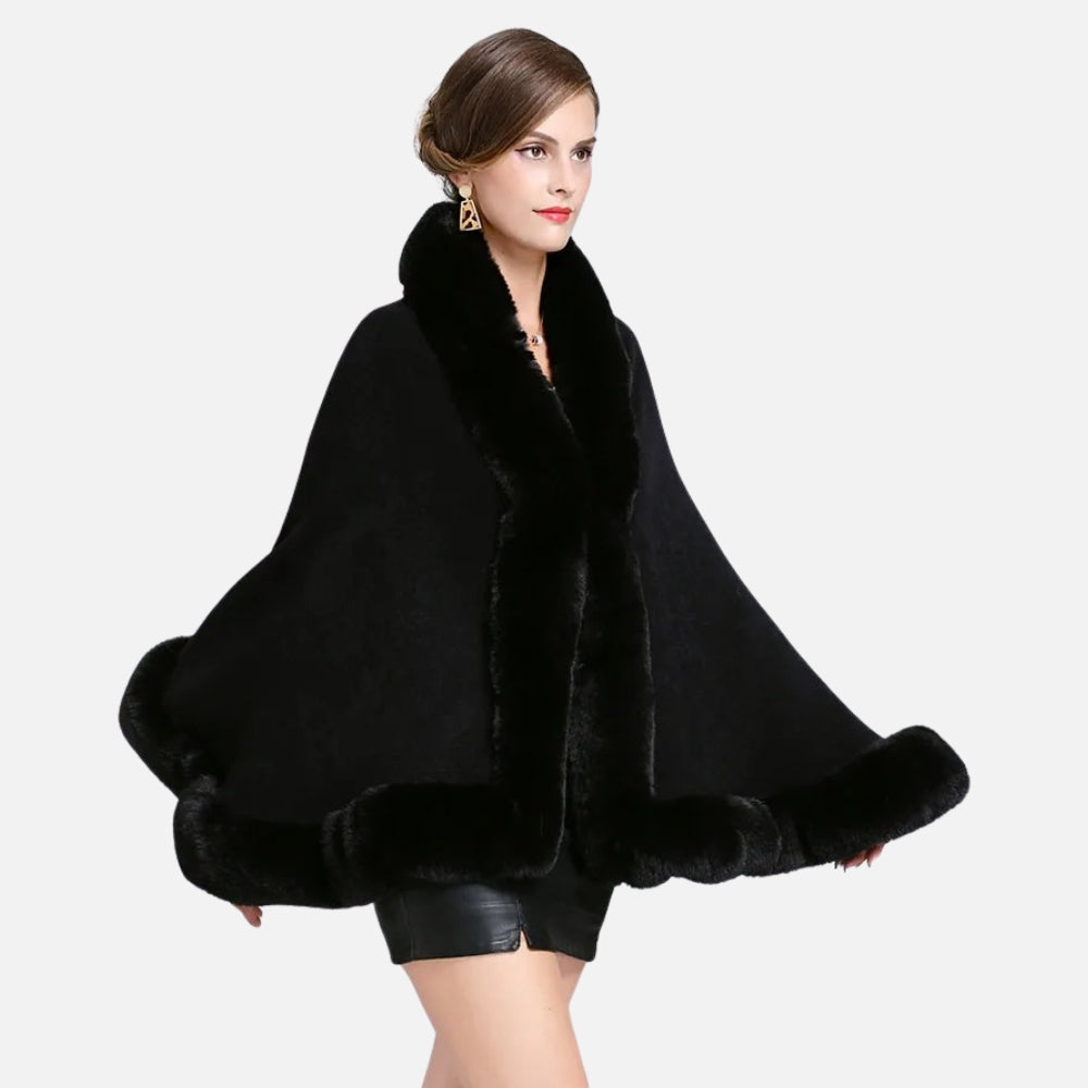 Cape poncho fourrure noire femme col châle, vue de dos portée, avec détails de fourrure aux manches