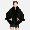 Femme portant cape poncho fourrure noire coton col châle vue de face