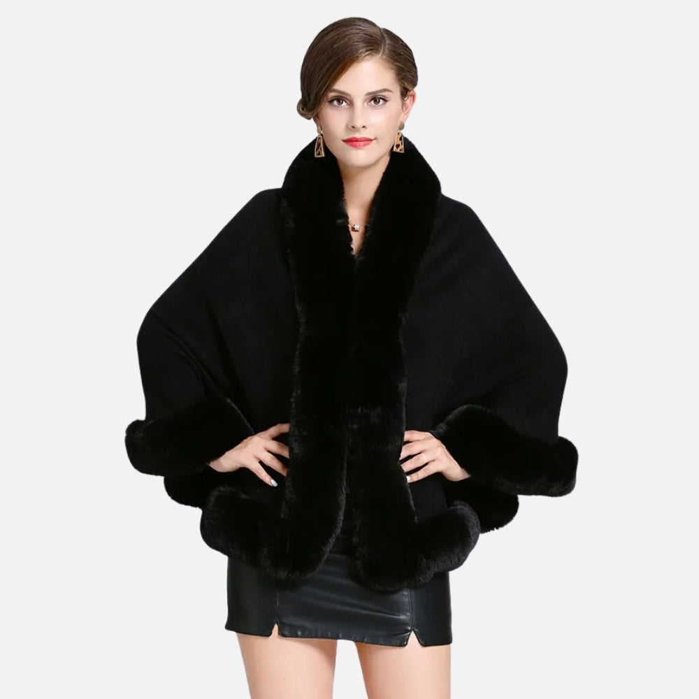 Femme portant cape poncho fourrure noire coton col châle vue de face