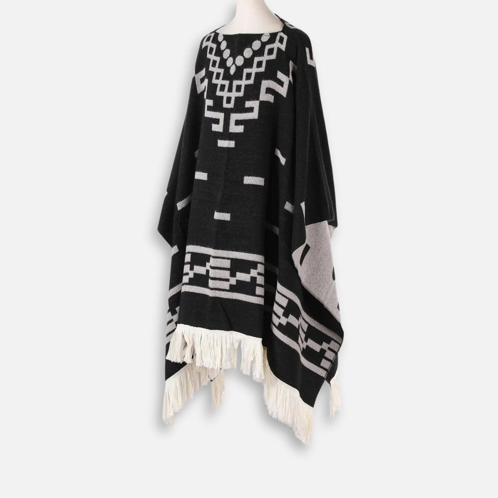 Cape poncho noir et blanc à franges avec motifs aztèques géométriques, vue de face