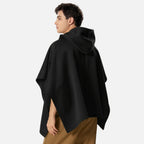 Homme portant cape poncho noir coton avec capuche et boucles ajustables, vue de dos