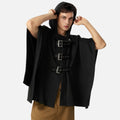 Cape poncho homme noir coton capuche avec trois boucles ajustables portée de face
