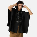 Cape poncho homme noir coton capuche avec trois boucles ajustables portée de face