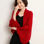 Cape poncho laine femme rouge bords côtelés coupe fluide portée de face