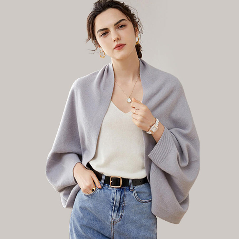 Cape poncho laine femme grise bords côtelés, portée avec top blanc et jean bleu clair