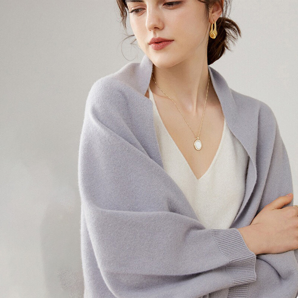 Femme portant cape poncho laine grise bords côtelés, collier or, vue de face