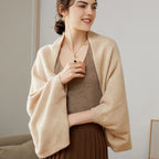 Femme portant cape poncho laine beige bords côtelés fluide mi-saison, vue de face