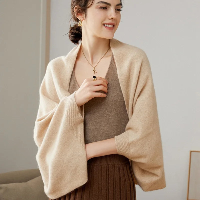Femme portant cape poncho laine beige bords côtelés fluide mi-saison, vue de face