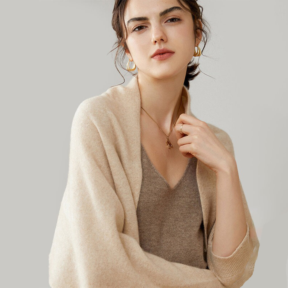 Femme portant cape poncho laine beige et taupe, bords côtelés, vue de face, coupe fluide