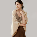 Femme portant cape poncho laine beige clair avec col en V marron, coupe fluide décontractée