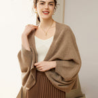 Femme portant cape poncho laine beige clair bords côtelés coupe fluide mi-saison vue de face