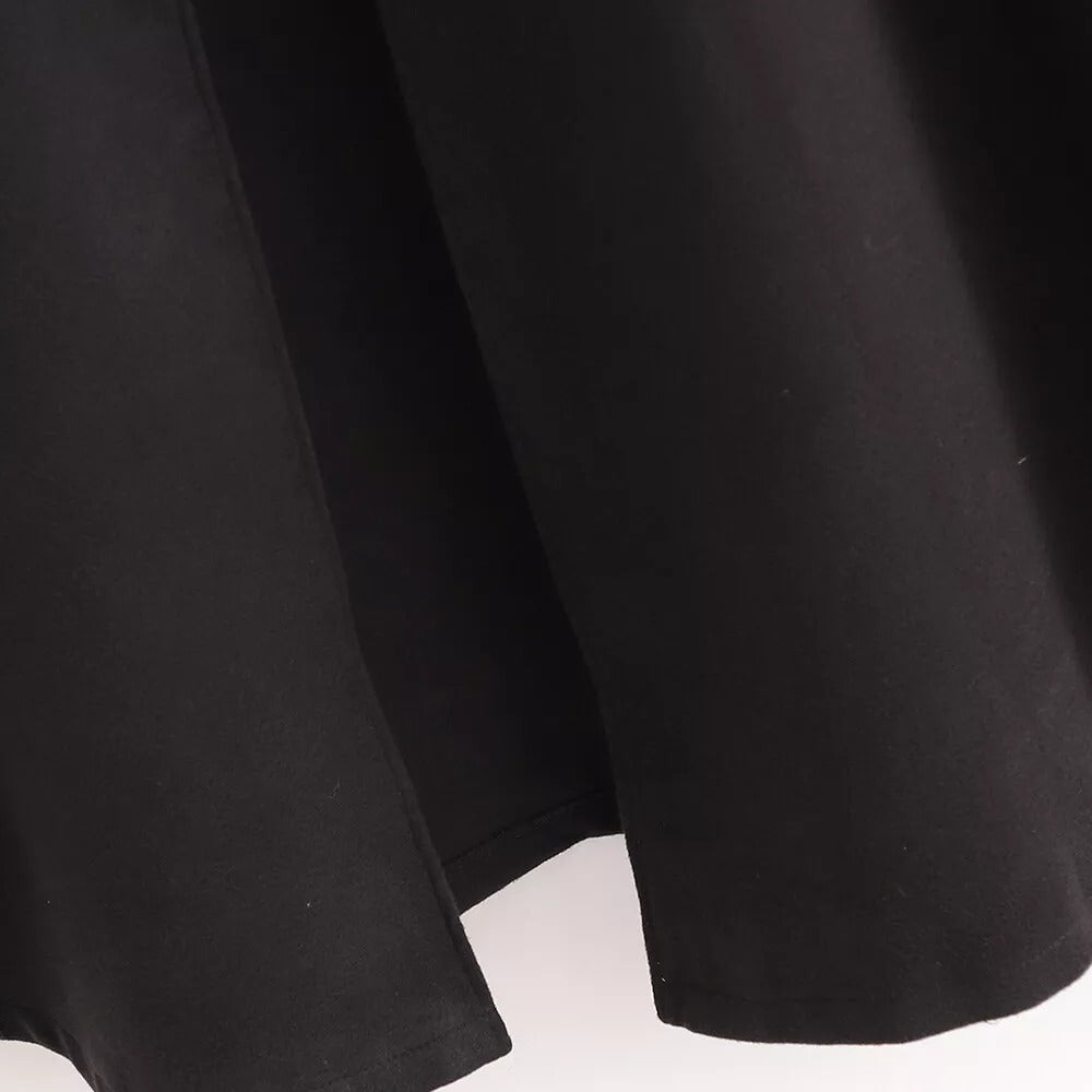Cape poncho noire longue avec capuche intégrée, vue de dos, coupe ample et fluide
