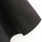 Cape poncho noire longue avec capuche intégrée, vue de détail sur tissu ample