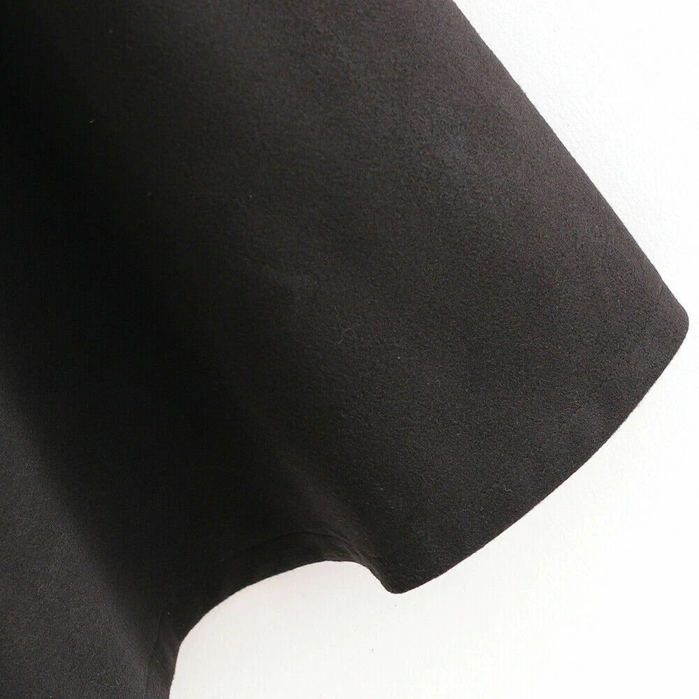 Cape poncho noire longue avec capuche intégrée, vue de détail sur tissu ample