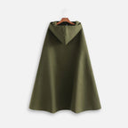 Cape poncho longue kaki avec capuche intégrée, coupe ample, vue de dos sur cintre