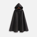 Cape poncho noire longue avec capuche intégrée sur cintre, vue de face, coupe ample