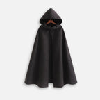 Cape poncho noire longue avec capuche intégrée sur cintre, vue de face, coupe ample