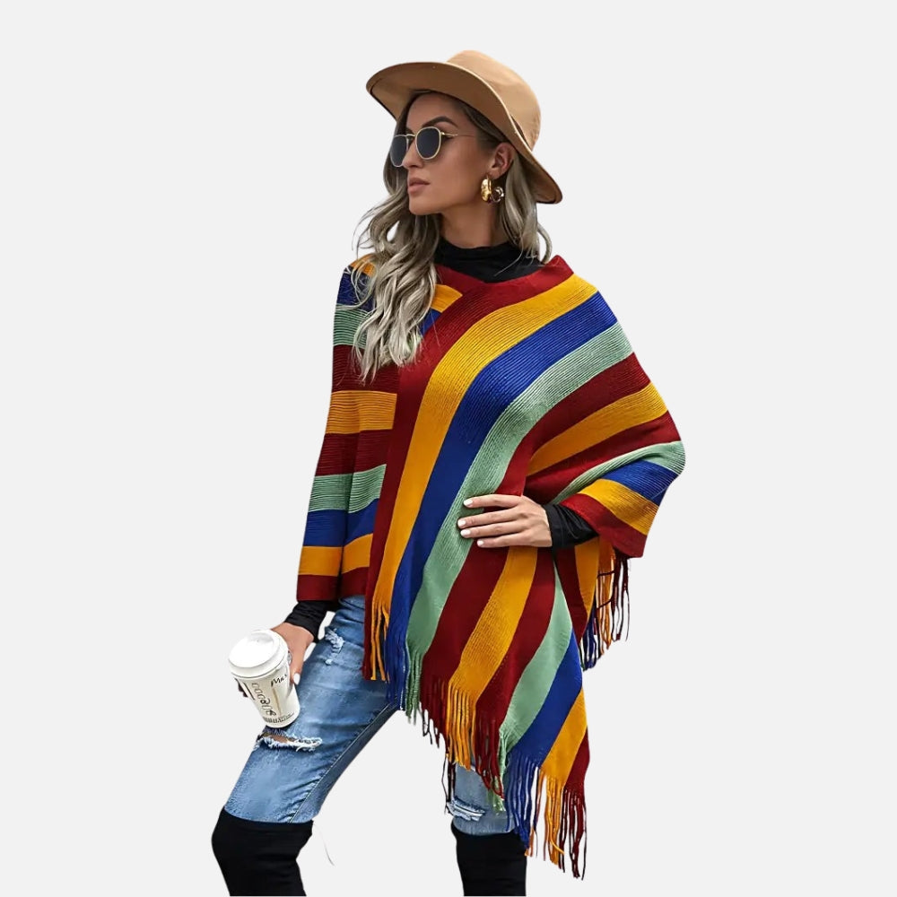 Femme portant cape poncho mexicain rayures colorées rouge bleu jaune vert avec franges